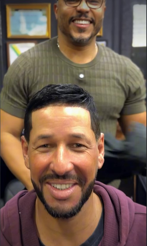 O mesmo cliente da avaliação, sorrindo, já com a prótese