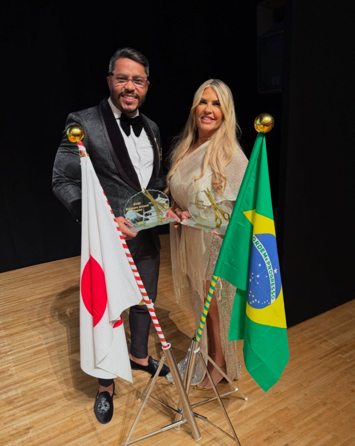 Clayton Guimarães recebendo o Gold Scissors Award no Japão