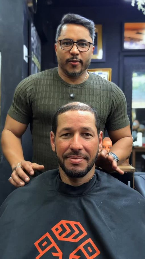 Clayton avaliando um cliente com calvície antes da prótese